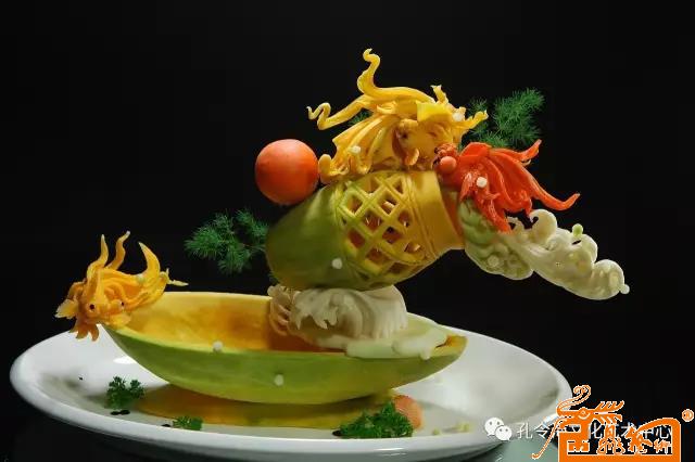 食品雕刻器皿作品- 《如鱼得水》  原料：南瓜